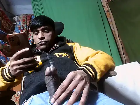 Snapshot of desiboy1101 chatting on January 2, 1:19 pm desiboy1101 online show from January 2, 1:19 pm