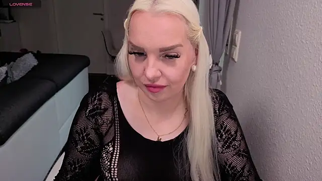 Snapshot of MIA-XXX chatting on June 9, 4:13 am MIA-XXX online show from June 9, 4:13 am