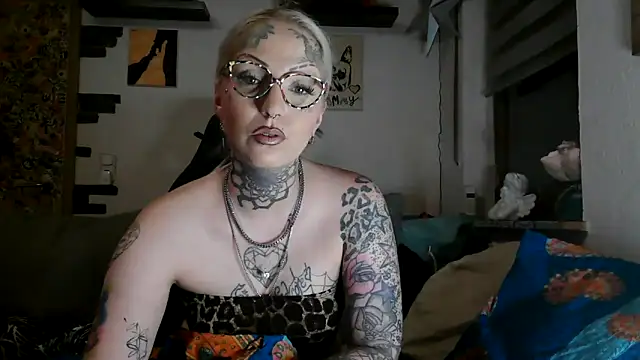 Snapshot of RoxxyInk chatting on May 26, 12:06 am RoxxyInk online show from May 26, 12:06 am