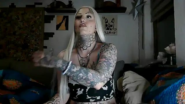 Snapshot of RoxxyInk chatting on June 15, 9:17 pm RoxxyInk online show from June 15, 9:17 pm