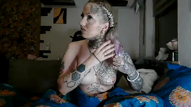 Snapshot of RoxxyInk chatting on June 16, 9:28 pm RoxxyInk online show from June 16, 9:28 pm