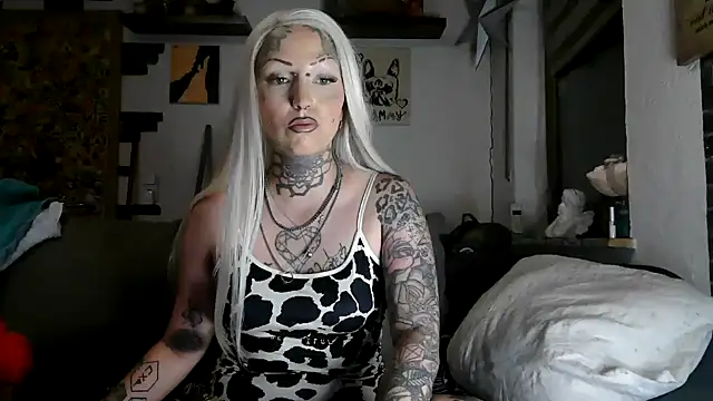 Snapshot of RoxxyInk chatting on July 1, 10:31 pm RoxxyInk online show from July 1, 10:31 pm