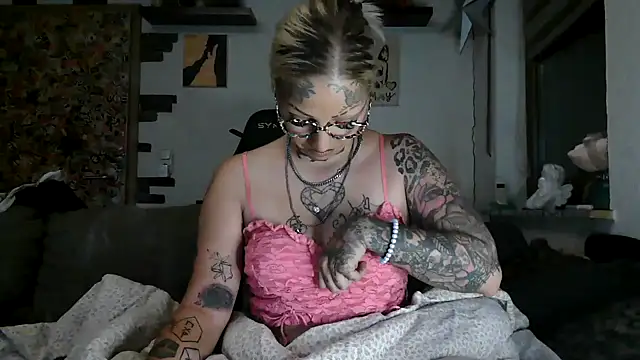 Snapshot of RoxxyInk chatting on July 20, 2:59 am RoxxyInk online show from July 20, 2:59 am
