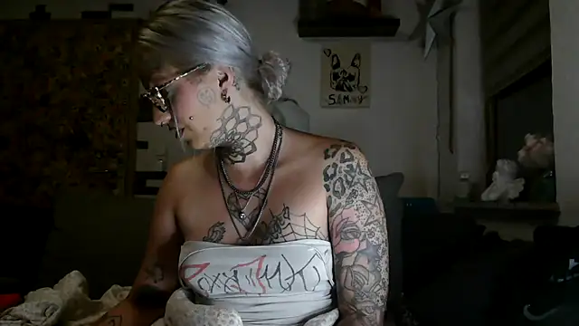 Snapshot of RoxxyInk chatting on July 26, 1:25 am RoxxyInk online show from July 26, 1:25 am