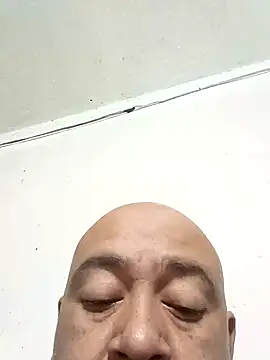 Snapshot of GeorgeVergaGrues chatting on December 4, 3:15 am GeorgeVergaGrues online show from December 4, 3:15 am