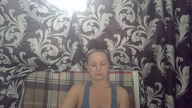 Snapshot of LindaStarS chatting on June 9, 6:14 am LindaStarS online show from June 9, 6:14 am