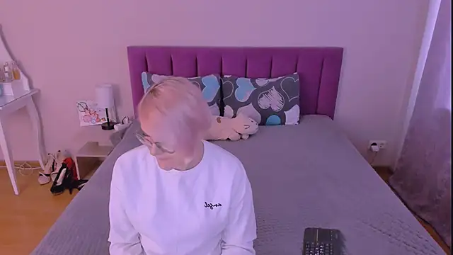 sabrinamacmarren online show from February 17, 6:43 am