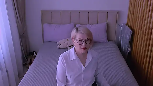 sabrinamacmarren online show from March 29, 8:25 am