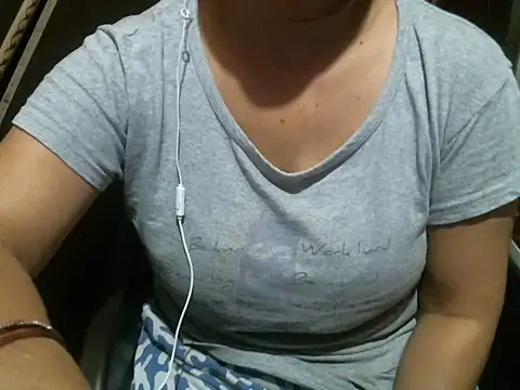 Snapshot of UrsMansi chatting on June 4, 2:39 am UrsMansi online show from June 4, 2:39 am
