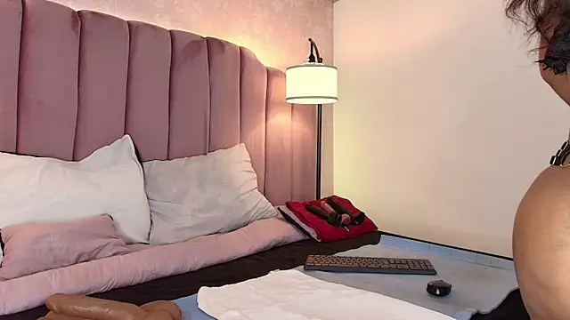 Snapshot of HallyBans chatting on February 7, 1:48 pm HallyBans online show from February 7, 1:48 pm