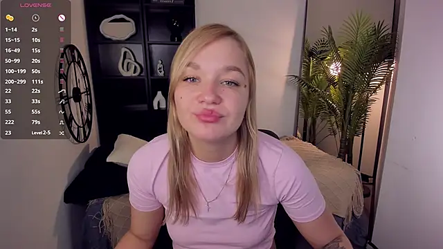 Snapshot of BellaDreamy chatting on December 17, 9:37 am BellaDreamy online show from December 17, 9:37 am