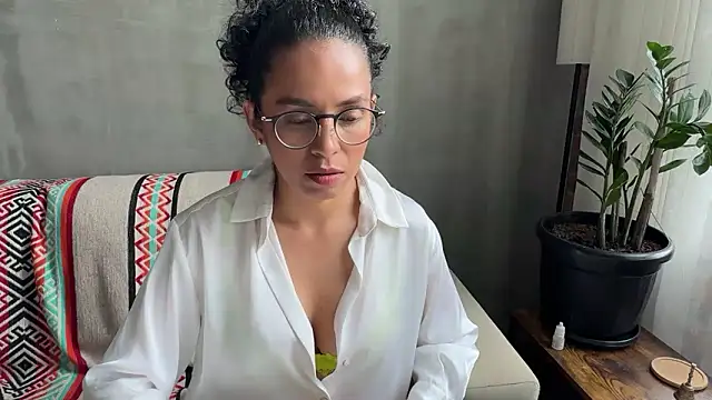 Snapshot of illaroom chatting on May 26, 7:32 pm illaroom online show from May 26, 7:32 pm