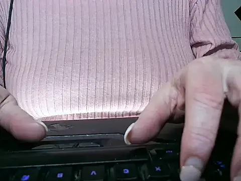 Snapshot of heidi60 chatting on December 4, 7:01 pm heidi60 online show from December 4, 7:01 pm