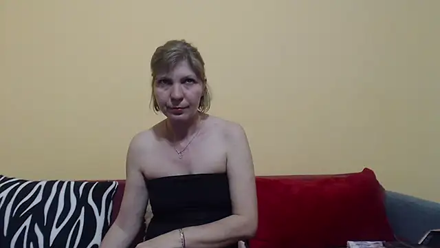 Snapshot of christine33 chatting on April 29, 2:54 pm christine33 online show from April 29, 2:54 pm