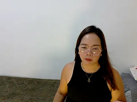 BURBERRY69 online show from April 7, 9:43 am