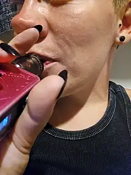 Snapshot of PinkTheHawk chatting on December 24, 8:22 am PinkTheHawk online show from December 24, 8:22 am