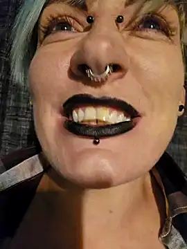 Snapshot of PinkTheHawk chatting on December 31, 10:58 am PinkTheHawk online show from December 31, 10:58 am