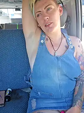 Snapshot of PinkTheHawk chatting on January 11, 1:59 am PinkTheHawk online show from January 11, 1:59 am