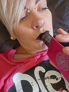 Snapshot of PinkTheHawk chatting on January 25, 10:18 pm PinkTheHawk online show from January 25, 10:18 pm