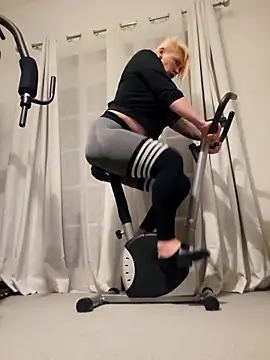 PinkTheHawk online show from March 5, 8:43 am