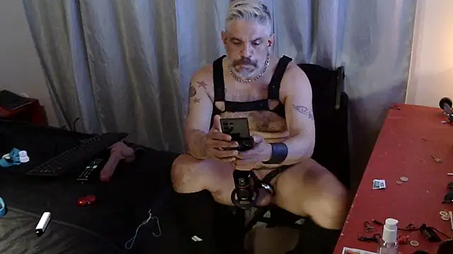 Snapshot of Bostophot73 chatting on March 20, 8:09 am Bostophot73 online show from March 20, 8:09 am