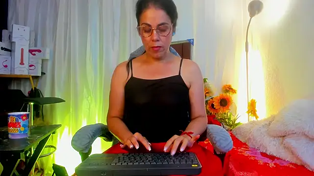 Snapshot of girasol_walton chatting on May 18, 2:45 pm girasol walton online show from May 18, 2:45 pm