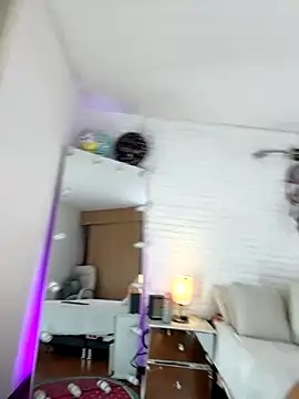 hollythomson online show from October 28, 5:04 pm