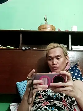 Snapshot of QueenSoreal chatting on June 2, 3:36 pm QueenSoreal online show from June 2, 3:36 pm