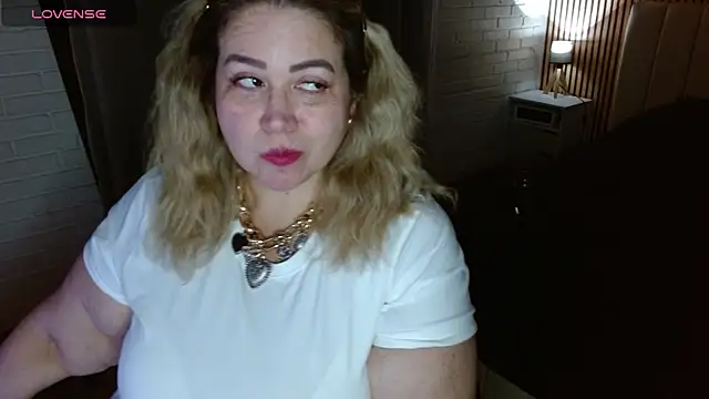 Snapshot of bella_savati chatting on April 7, 11:59 pm bella savati online show from April 7, 11:59 pm