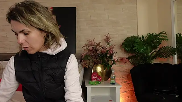 FeliciaKrige online show from April 9, 8:14 pm