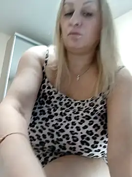 Snapshot of Liana_MilfHot chatting on January 10, 3:18 am Liana MilfHot online show from January 10, 3:18 am