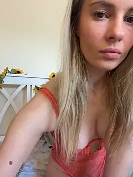 Snapshot of DollyDripp chatting on June 9, 11:00 am DollyDripp online show from June 9, 11:00 am
