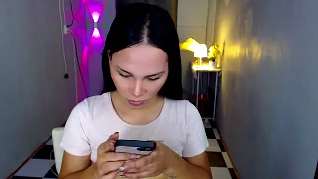 Snapshot of urnaughtydolly69 chatting on May 6, 11:37 am urnaughtydolly69 online show from May 6, 11:37 am