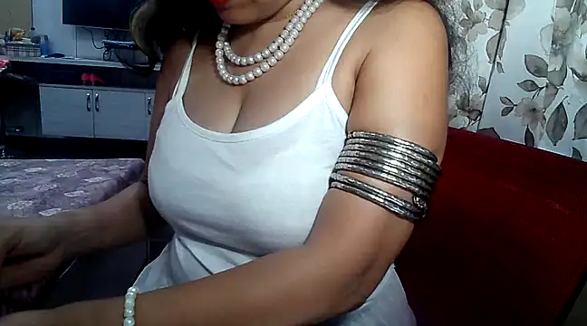 Snapshot of yourradhika chatting on February 24, 6:04 pm yourradhika online show from February 24, 6:04 pm