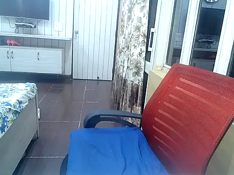 Snapshot of yourradhika chatting on March 19, 6:01 pm yourradhika online show from March 19, 6:01 pm