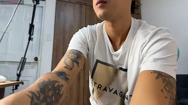 Snapshot of LeaneSeb chatting on April 25, 1:41 pm LeaneSeb online show from April 25, 1:41 pm