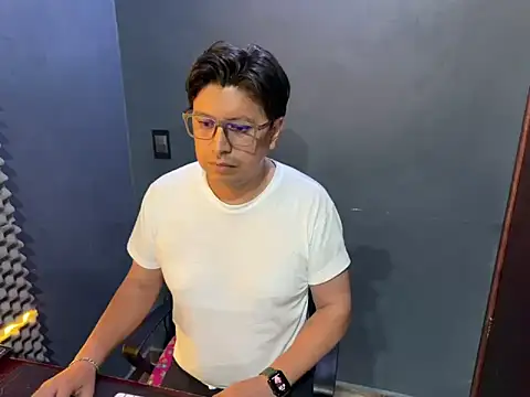 Snapshot of TheSantis chatting on March 14, 2:31 am TheSantis online show from March 14, 2:31 am