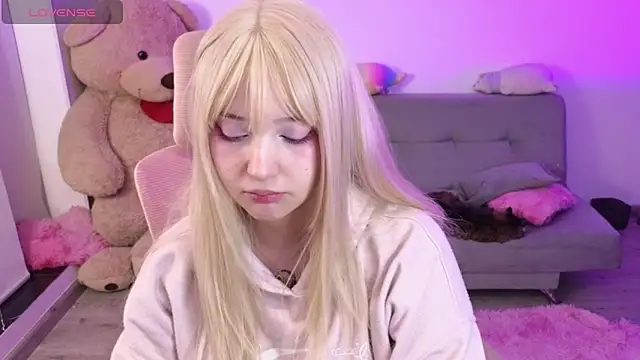 Snapshot of KuroChan420 chatting on May 3, 1:55 am KuroChan420 online show from May 3, 1:55 am