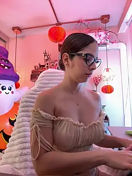 Snapshot of Zoe_Bae chatting on October 28, 8:44 pm Zoe Bae online show from October 28, 8:44 pm