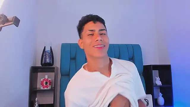 Snapshot of AlanNaughty chatting on December 22, 8:58 pm AlanNaughty online show from December 22, 8:58 pm