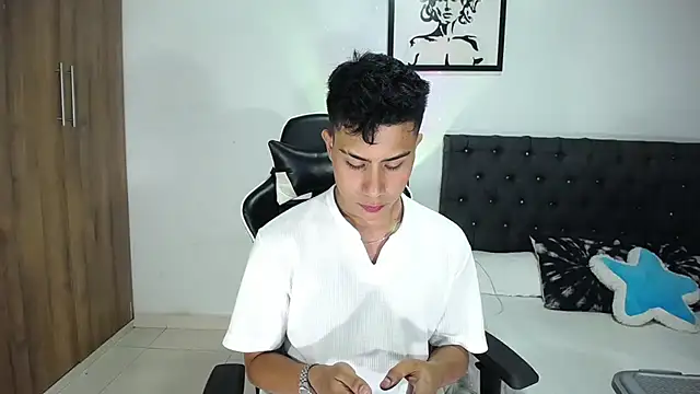 Snapshot of AlanNaughty chatting on October 29, 3:20 am AlanNaughty online show from October 29, 3:20 am