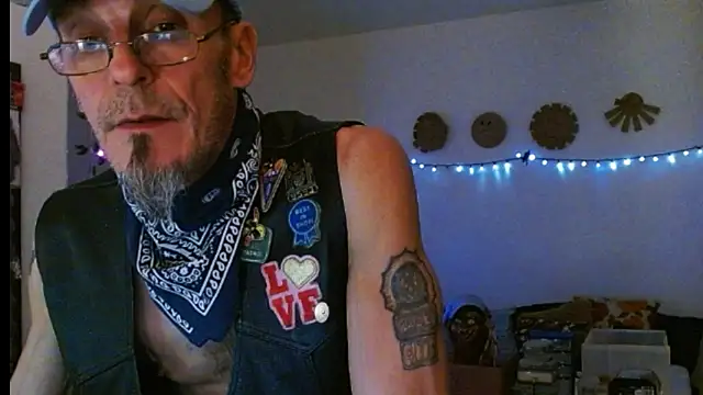 Snapshot of mycock2474u chatting on March 1, 7:41 am mycock2474u online show from March 1, 7:41 am