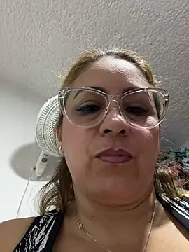 Snapshot of x_elena_x chatting on December 17, 11:16 pm x elena x online show from December 17, 11:16 pm