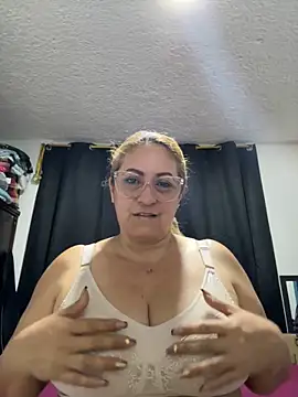 Snapshot of x_elena_x chatting on December 20, 11:26 pm x elena x online show from December 20, 11:26 pm