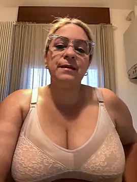 Snapshot of x_elena_x chatting on January 27, 11:32 am x elena x online show from January 27, 11:32 am