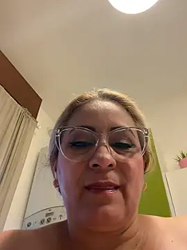 Snapshot of x_elena_x chatting on January 28, 12:11 pm x elena x online show from January 28, 12:11 pm