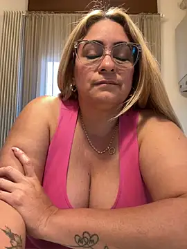Snapshot of x_elena_x chatting on February 10, 8:42 am x elena x online show from February 10, 8:42 am
