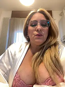 Snapshot of x_elena_x chatting on February 11, 11:54 am x elena x online show from February 11, 11:54 am