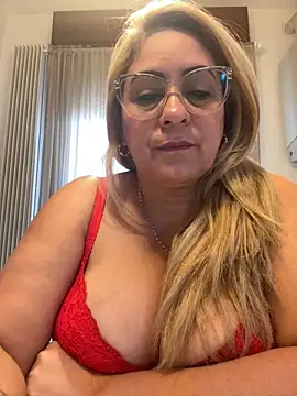 Snapshot of x_elena_x chatting on February 13, 12:11 pm x elena x online show from February 13, 12:11 pm