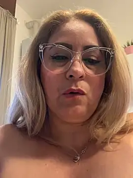 Snapshot of x_elena_x chatting on February 26, 9:32 am x elena x online show from February 26, 9:32 am